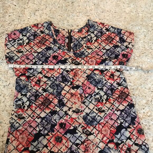 Floral Short Sleeve Top - Size Medium - Excellent Condition - Picture 5 of 7